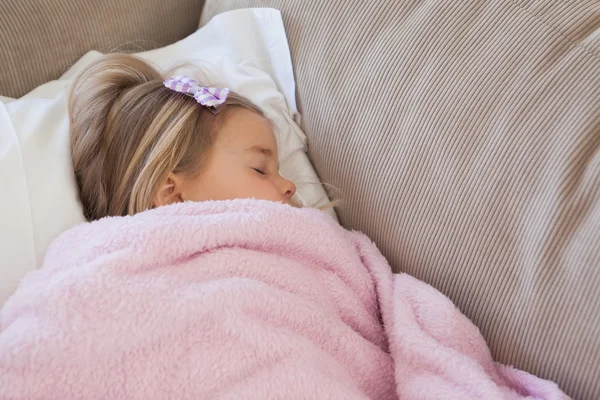 Chica durmiendo en el sofá — Foto de Stock