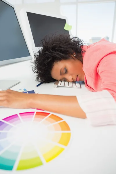 Artista femenina con la cabeza apoyada en el teclado — Foto de Stock