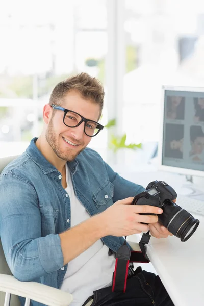 Fotograf, trzymając jego aparat i uśmiechając się — Zdjęcie stockowe
