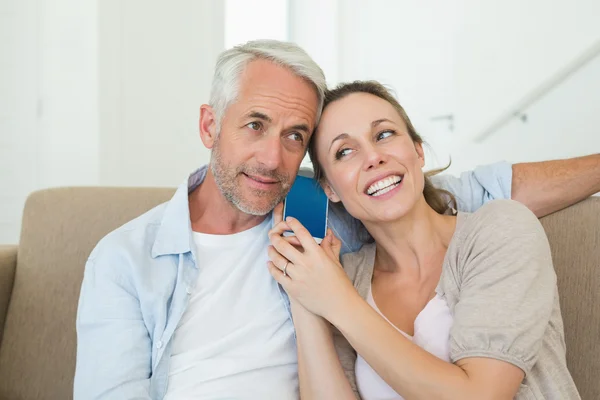 Gelukkige paar luisteren naar telefoongesprek samen op de Bank — Stockfoto