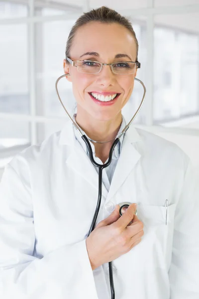 Retrato de uma médica com estetoscópio — Fotografia de Stock