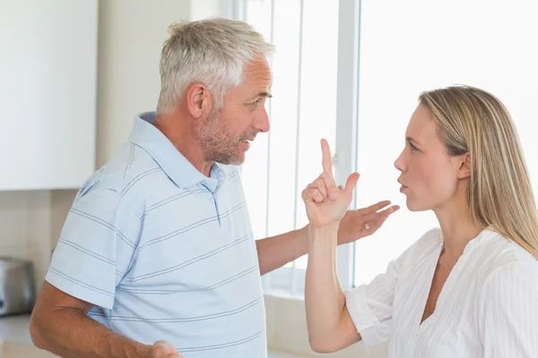 Pareja enojada discutiendo —  Fotos de Stock