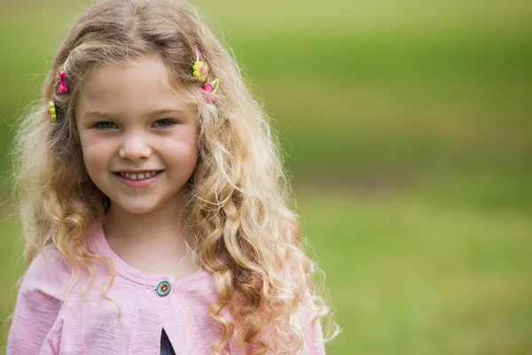 Smiling girl at park — Stock Photo, Image