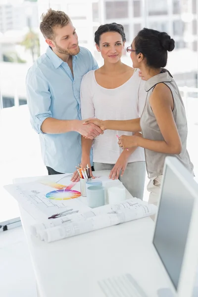 Designer d'intérieur serrant la main avec un client heureux — Photo