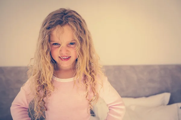 Joven chica sonriente en el dormitorio — Foto de Stock