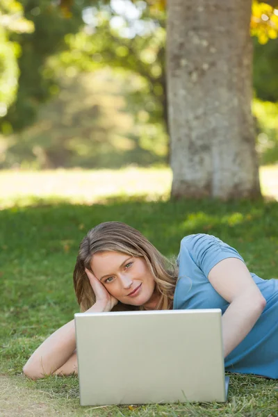 पार्क में लैपटॉप का उपयोग करने वाली आरामदायक युवा महिला — स्टॉक फ़ोटो, इमेज
