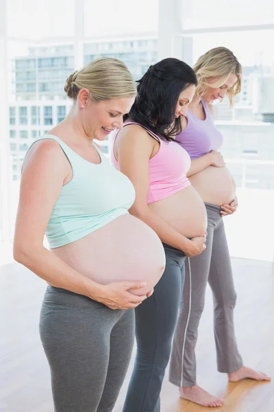 Gravida kvinnor ler mot stötar — Stockfoto