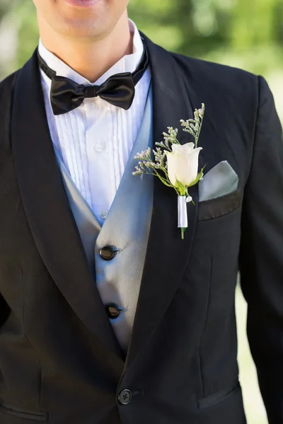 Brudgummen bär boutonniere — Stockfoto