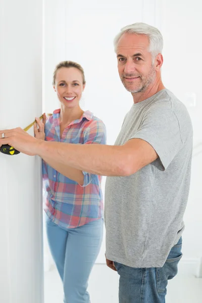 Happy couple making some measurements together — Stock Photo, Image