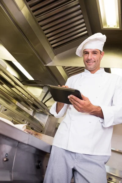 Laga mat med digital tablet i kök — Stockfoto