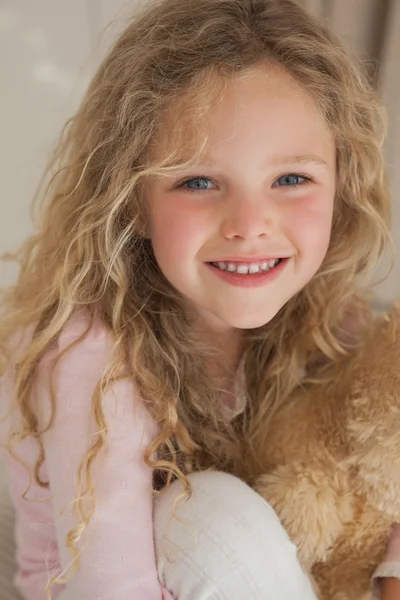Jovem sorridente menina — Fotografia de Stock