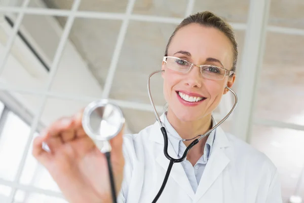 Portret kobiety-lekarza ze stetoskopem — Zdjęcie stockowe