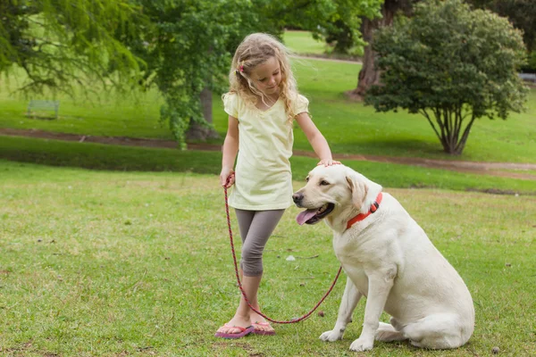 Chica con perro de compañía en el parque — Foto de Stock