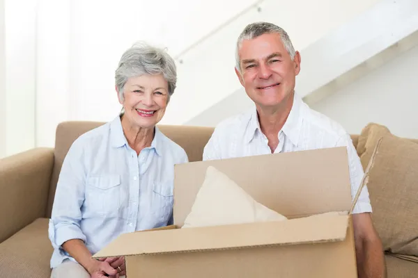 Glad äldre par som flyttar till nytt hem Royaltyfria Stockbilder