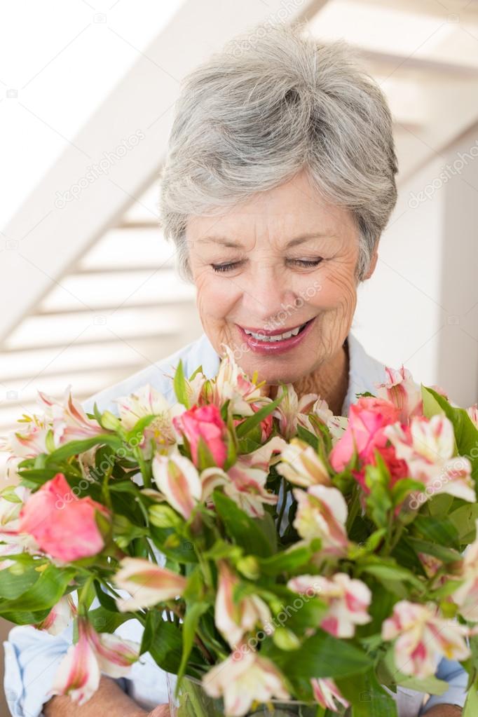 Retraite Femme Tenant Le Bouquet De Fleurs Et Souriant