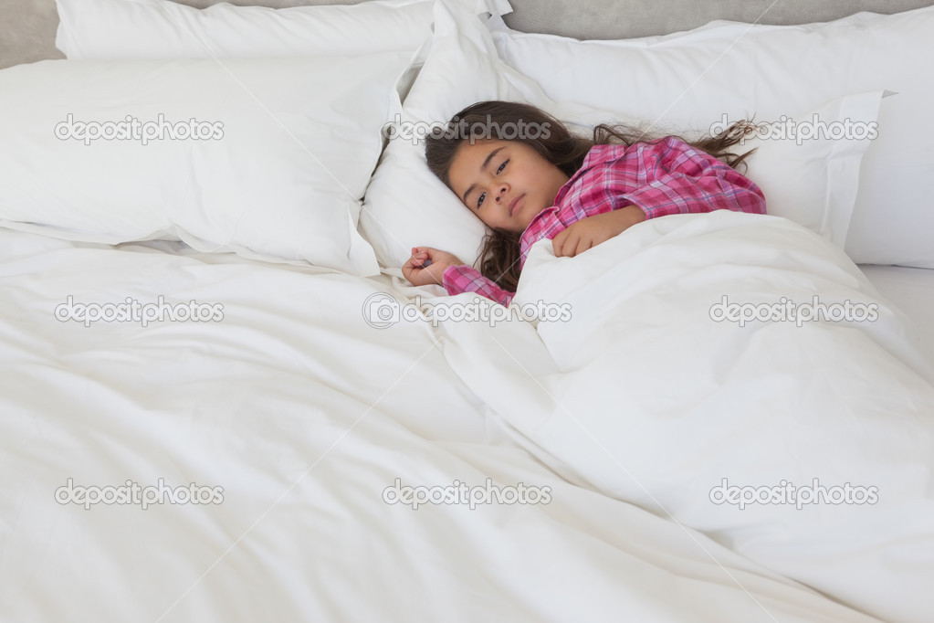 Юная под одеялом. Кровать для детей. Девушка спит. Глаза из под одеяла. Юная под одеялом.