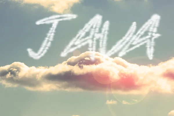 Java กับท้องฟ้าสีฟ้าสดใสที่มีเมฆ — ภาพถ่ายสต็อก