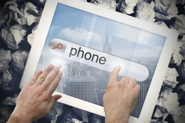 Ręką dotykając telefonu na pasku wyszukiwania na ekranie tabletu — Zdjęcie stockowe