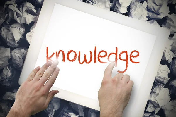 Hand touching knowledge on search bar on tablet screen — Stock Photo, Image