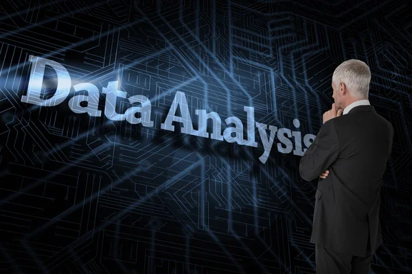 Ordet dataanalys och tankeväckande affärsman — Stockfoto