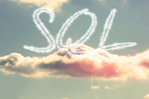 SQL - contra o céu azul brilhante com nuvem — Fotografia de Stock