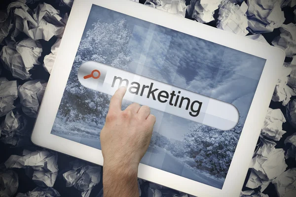 Hand aanraken van marketing op zoekbalk op Tablet PC-scherm — Stockfoto