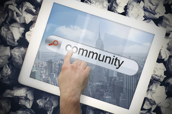 Comunidade tocando a mão na barra de pesquisa na tela do tablet — Fotografia de Stock