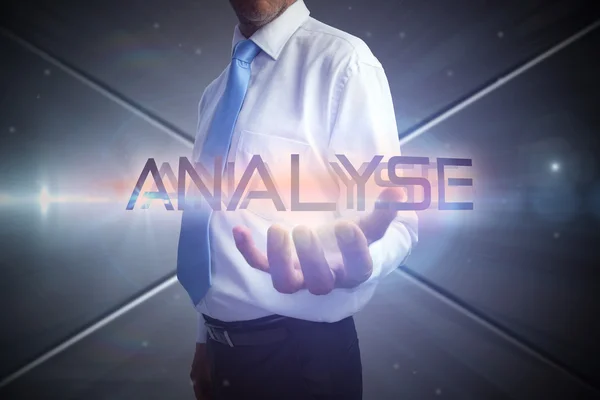 Affärsman presentera ordet analysera — Stockfoto