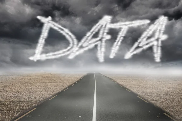 Ordet data mot vägen ut mot horisonten — Stockfoto