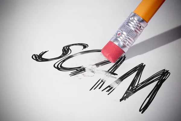 Bleistift löscht das Wort Betrug — Stockfoto