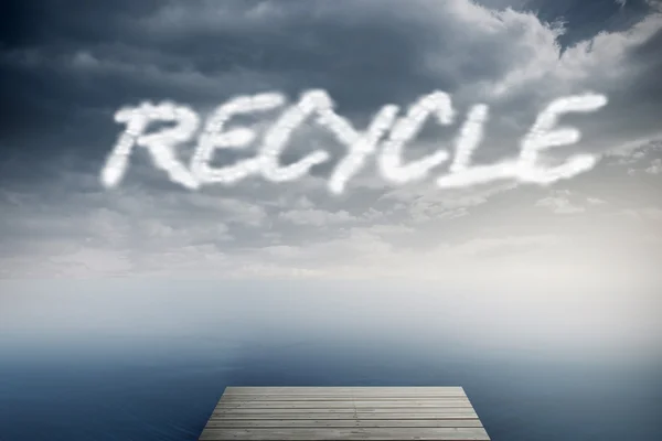 Das Wort recyceln gegen bewölkten Himmel über dem Ozean — Stockfoto
