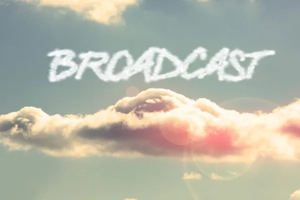 放送 - クラウドと明るい青い空を背景 — ストック写真