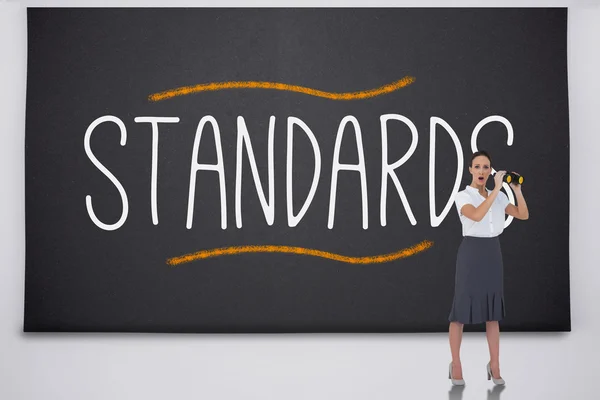 Donna d'affari scioccata con binocolo contro la parola standard — Foto Stock