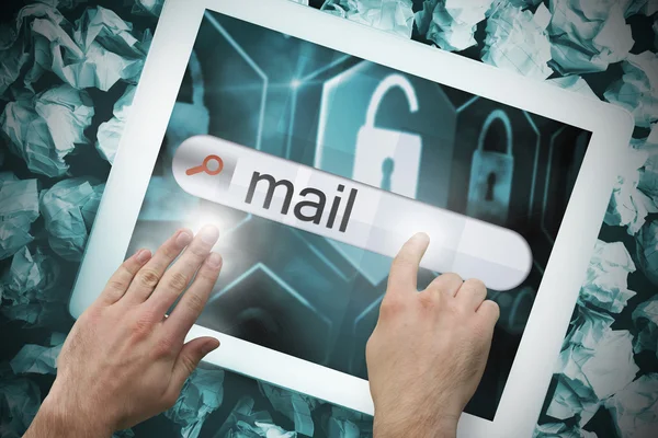 Hand aanraken van mail op zoekbalk aan Tablet PC-scherm — Stockfoto