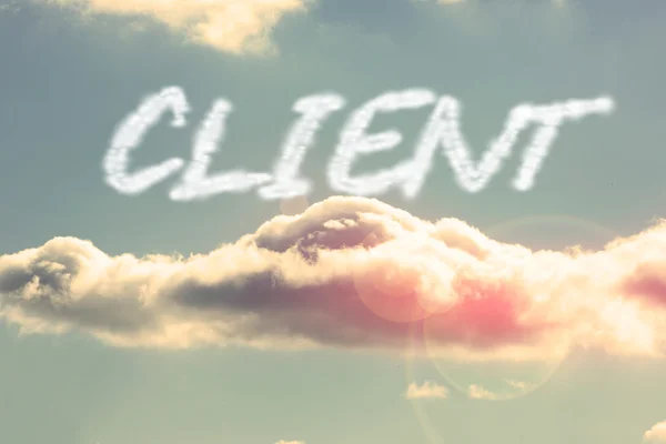 Klient - proti jasně modré obloze s cloud — Stock fotografie