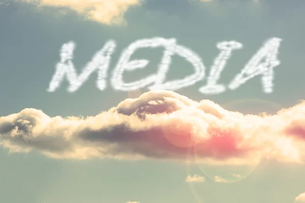 Media - tegen heldere blauwe hemel met cloud — Stockfoto