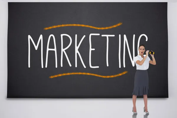 Donna d'affari scioccata con binocolo contro la parola marketing — Foto Stock