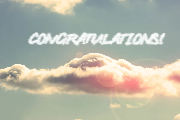 Parabéns contra o céu azul brilhante com nuvem — Fotografia de Stock