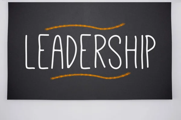 Leadership scritta su grande lavagna — Foto Stock