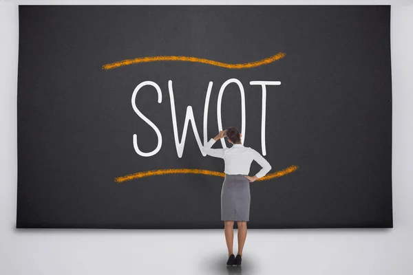 Donna d'affari considerando la parola swot — Foto Stock