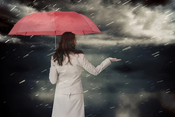 Empresária segurando guarda-chuva — Fotografia de Stock