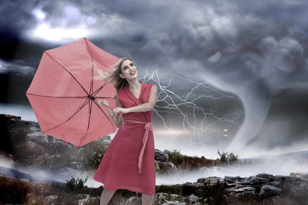 Elegante bionda con ombrello in mano — Foto Stock