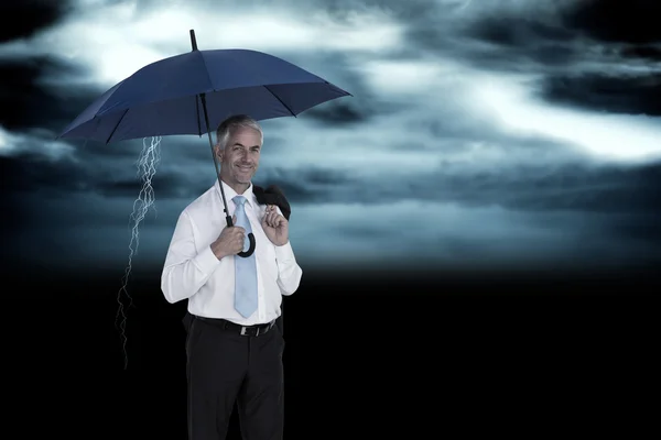 Empresário segurando guarda-chuva — Fotografia de Stock