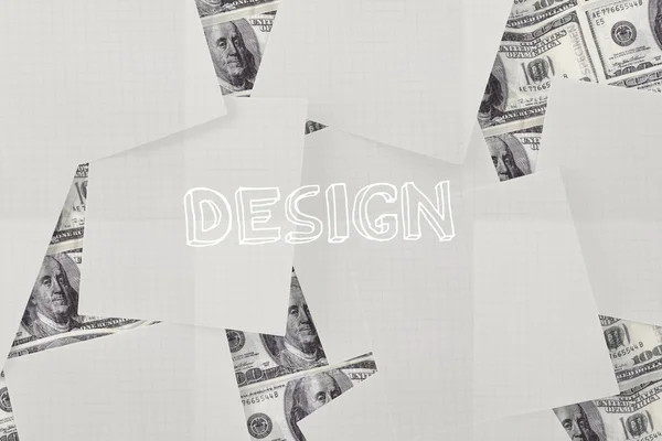 Дизайн против белой бумаги разбросаны более чем долларовые купюры — стоковое фото