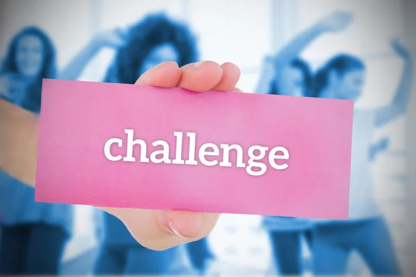 Kvinnan håller rosa kort säga utmaning — Stockfoto
