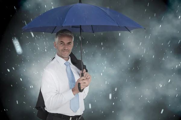 Empresário segurando guarda-chuva azul — Fotografia de Stock