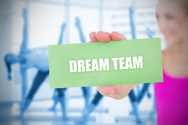 In forma bionda in possesso di carta dicendo dream team — Foto Stock