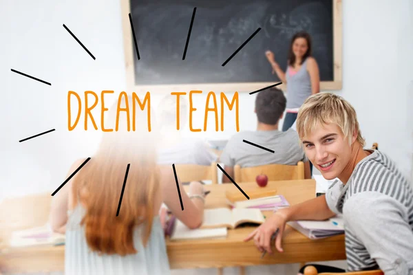Equipe de sonho contra alunos em uma sala de aula — Fotografia de Stock