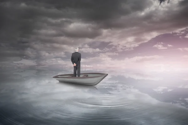 Empresário maduro posando em um veleiro — Fotografia de Stock
