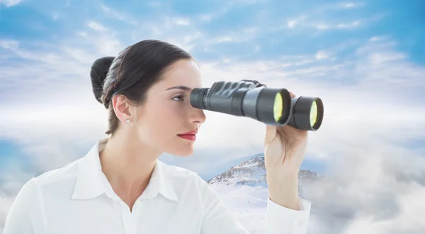 Business woman looking through binoculars — Stock Photo, Image